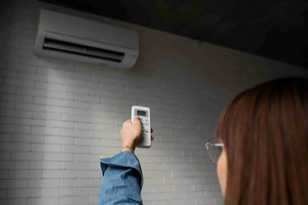 giovane donna che utilizza la tecnologia domestica 11zon