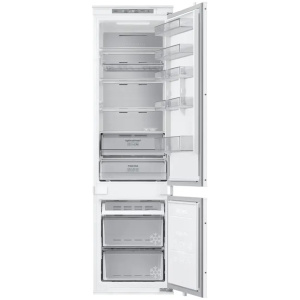 Pamje me dyer të hapura e frigoriferit të kombinuar inkaso Samsung BRB80F30AES0EO, duke shfaqur organizimin e brendshëm me rafte, panelin ftohës Metal Cooling, sirtarët Optimal Fresh për perimet dhe ngrirësin poshtë me teknologjinë Total No Frost. Ofruar nga Leon Electronics.